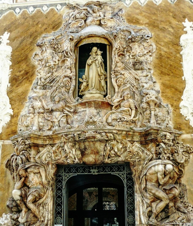 Detalle de la puerta principal del Palacio del Marqués de Dos Aguas de Valencia