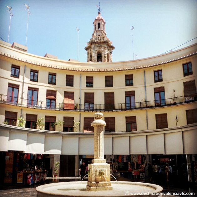 Campanario de Santa Catalina desde la Plaza Redonda de Valencia